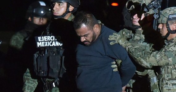 Jeden z najbliższych współpracowników barona narkotykowego Joaquina „El Chapo” Guzmana po ekstradycji do USA odpowie za handel narkotykami i przestępstwa z wykorzystaniem broni – przekazał Departament Sprawiedliwości USA.Jorge Ivan Gastelum - znany jako "El Cholo Ivan" - zarządzał armią około 200 uzbrojonych mężczyzn i organizował przemyt kokainy do USA.