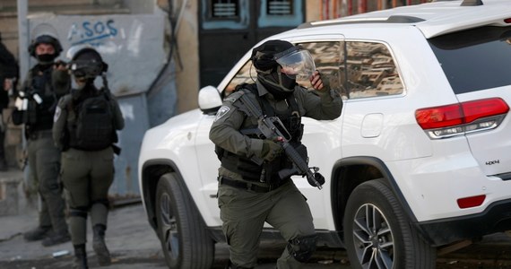 Izraelska policja zaatakowała przed świtem dziesiątki wiernych w meczecie w Jerozolimie - informują świadkowie. Według izraelskiej policji jej atak był odpowiedzią na zamieszki, relacjonuje Reuters.