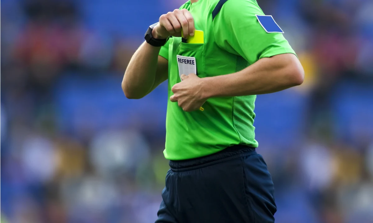 Meksykański sędzia Fernando Hernandez został zawieszony na 12 meczów - poinformowała tamtejsza federacja piłkarska. Arbiter - podczas spotkania Club America z Club Leon - kopnął jednego z zawodników kolanem w pachwinę.