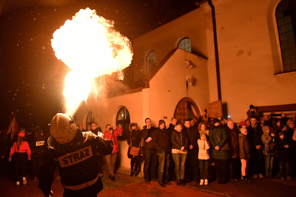 Strażacy wydmuchujący ustami naftę na płonące pochodnie w Koprzywnicy i kawalerowie bijący w wielki bęben, obwieszczający o Zmartwychwstaniu Chrystusa w Iwaniskach. To dwa wyjątkowe w skali kraju wielkanocne zwyczaje kultywowane na ziemi świętokrzyskiej. Tradycje te są przekazywane z pokolenia na pokolenie.