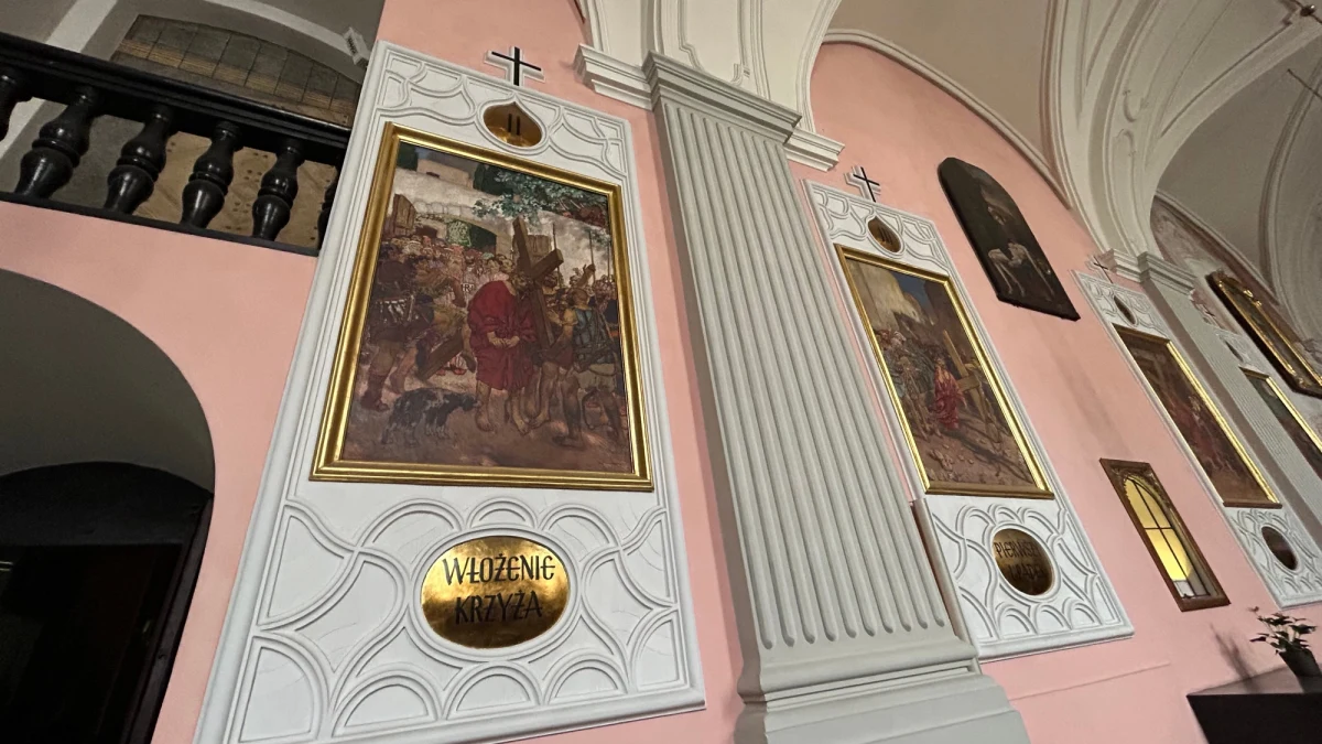 W Bazylice oo. Franciszkanów w Krakowie znajduje się Droga Krzyżowa autorstwa Józefa Mehoffera, artysty Młodej Polski. Nieprawdopodobne obrazy znajdują się w kaplicy Męki Pańskiej. 