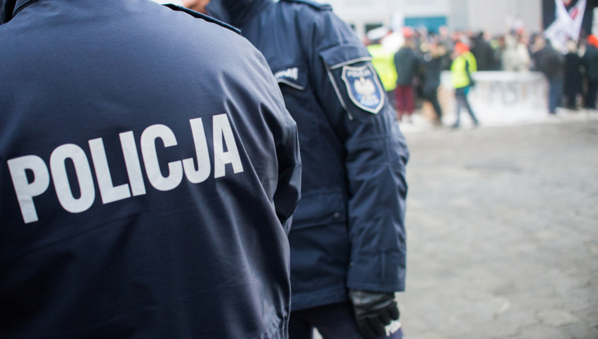 Zarzut prowadzenia samochodu pod wpływem alkoholu usłyszał policjant ze stołecznego Wydziału do walki z Terrorem Kryminalnym i Zabójstw. Jak dowiedział się reporter RMF FM, funkcjonariusz, który podczas zatrzymania miał ze sobą broń służbową, wpadł w ręce patrolu drogówki w Makowie Mazowieckim.