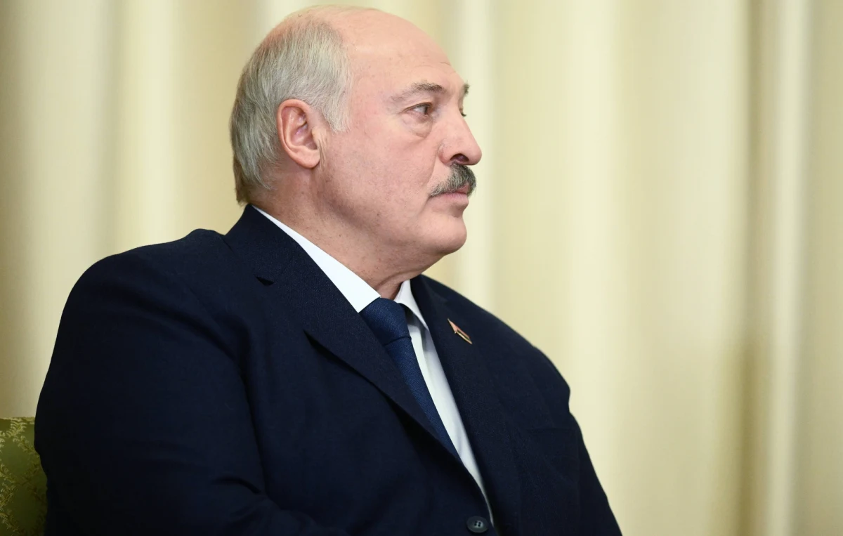 "Od sierpnia 2020 roku, kiedy Alaksandr Łukaszenka krwawo stłumił protesty w Mińsku, dokonał pacyfikacji sądowej i więziennej opozycji, stał się klientem Władimira Putina"- mówił w Radiu RMF24 Zbigniew Parafianowicz, reporter "Dziennika Gazety Prawnej", autor książki "Śniadanie pachnie trupem". Odniósł się w ten sposób do trwającej wizyty białoruskiego dyktatora w Moskwie.