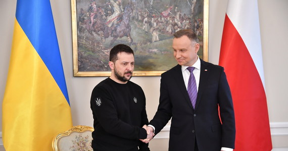 ​Wołodymyr Zełenski chce osobiście podziękować wszystkim Polakom za wsparcie - pisze agencja Ukrinform o wizycie prezydenta Ukrainy w Warszawie, oceniając, że trudny moment doprowadził do bezprecedensowej bliskości i sojuszu Ukrainy i Polski.