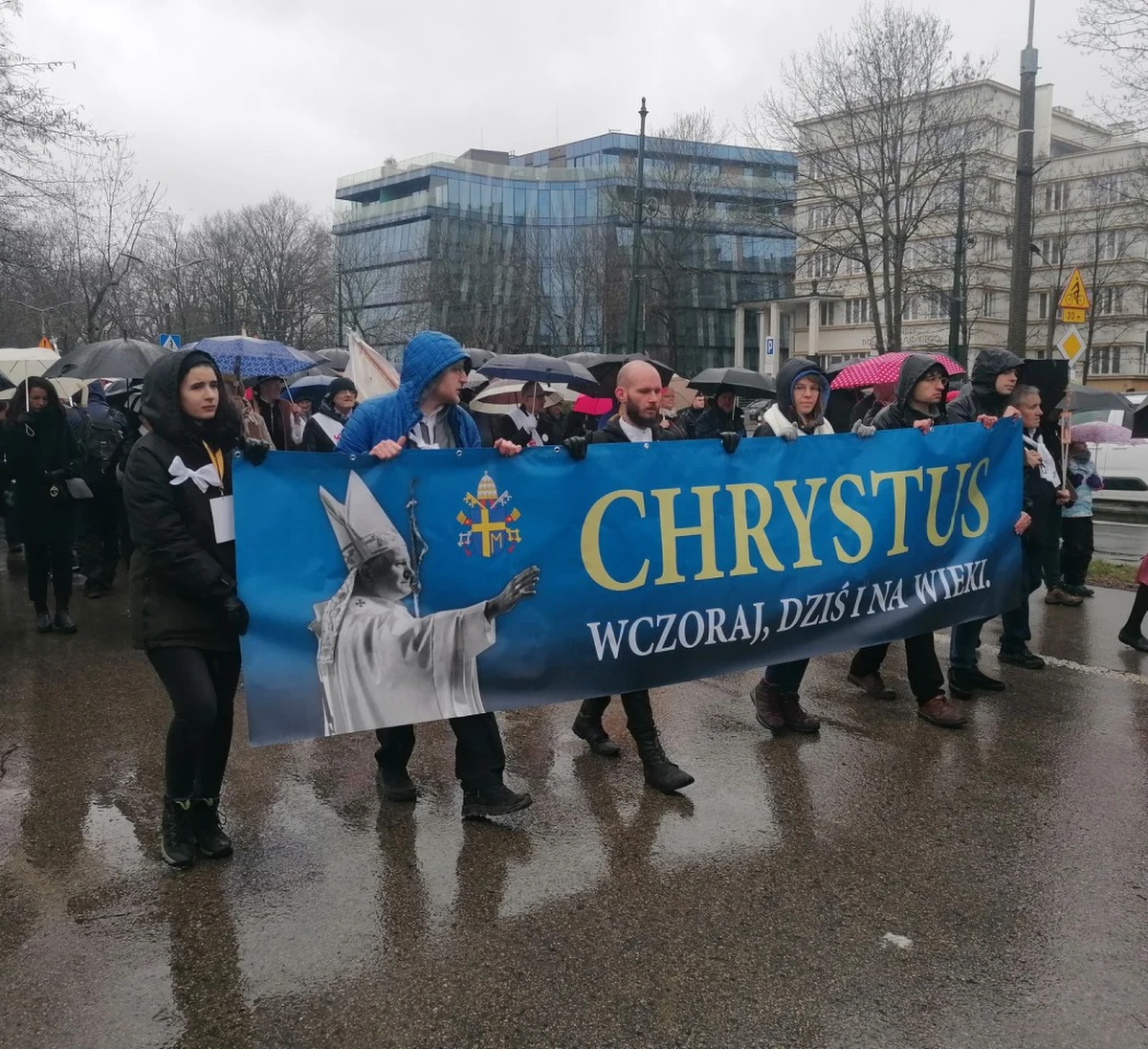 Z krakowskich Błoń wyruszył po południu Biały Marsz Papieski w 18. rocznicę śmierci Jana Pawła II. Uczestnicy przeszli na Rynek Główny, gdzie w bazylice mariackiej została odprawiona msza. Inicjatorami wydarzenia były organizacje określające się jako niepolityczne, w tym małopolska Solidarność.
