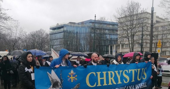 Z krakowskich Błoń wyruszył po południu Biały Marsz Papieski w 18. rocznicę śmierci Jana Pawła II. Uczestnicy przeszli na Rynek Główny, gdzie w bazylice mariackiej została odprawiona msza. Inicjatorami wydarzenia były organizacje określające się jako niepolityczne, w tym małopolska Solidarność.