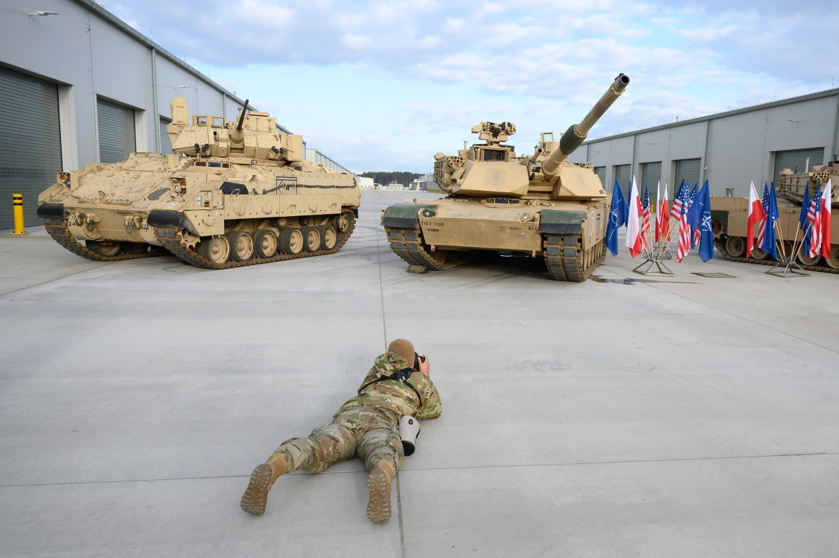 Nowy, amerykański kompleksu składowania i napraw sprzętu oraz uzbrojenia otwarto w Powidzu (Wielkopolska). Będzie tam przechowywanych kilka tysięcy sztuk sprzętu: czołgów, bojowych wozów piechoty i artylerii. Magazyn skróci czas wyposażania sił sojuszniczych przybywających jako wsparcie z półtora miesiąca do kilku dni.