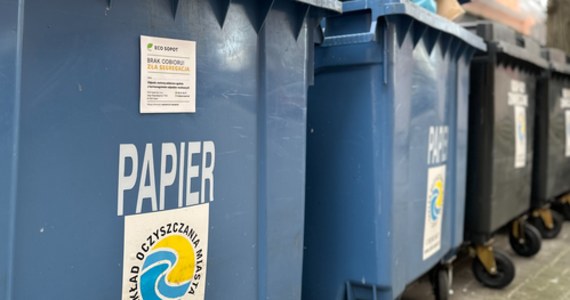 W Sopocie na niektórych pojemnikach do gromadzenia odpadów komunalnych pojawiły się naklejki informujące o złej segregacji. W ten sposób Urząd Miasta przypomina o obowiązku prawidłowej selektywnej zbiórki oraz ostrzega przed nałożeniem podwyższonej opłaty za odbiór odpadów.