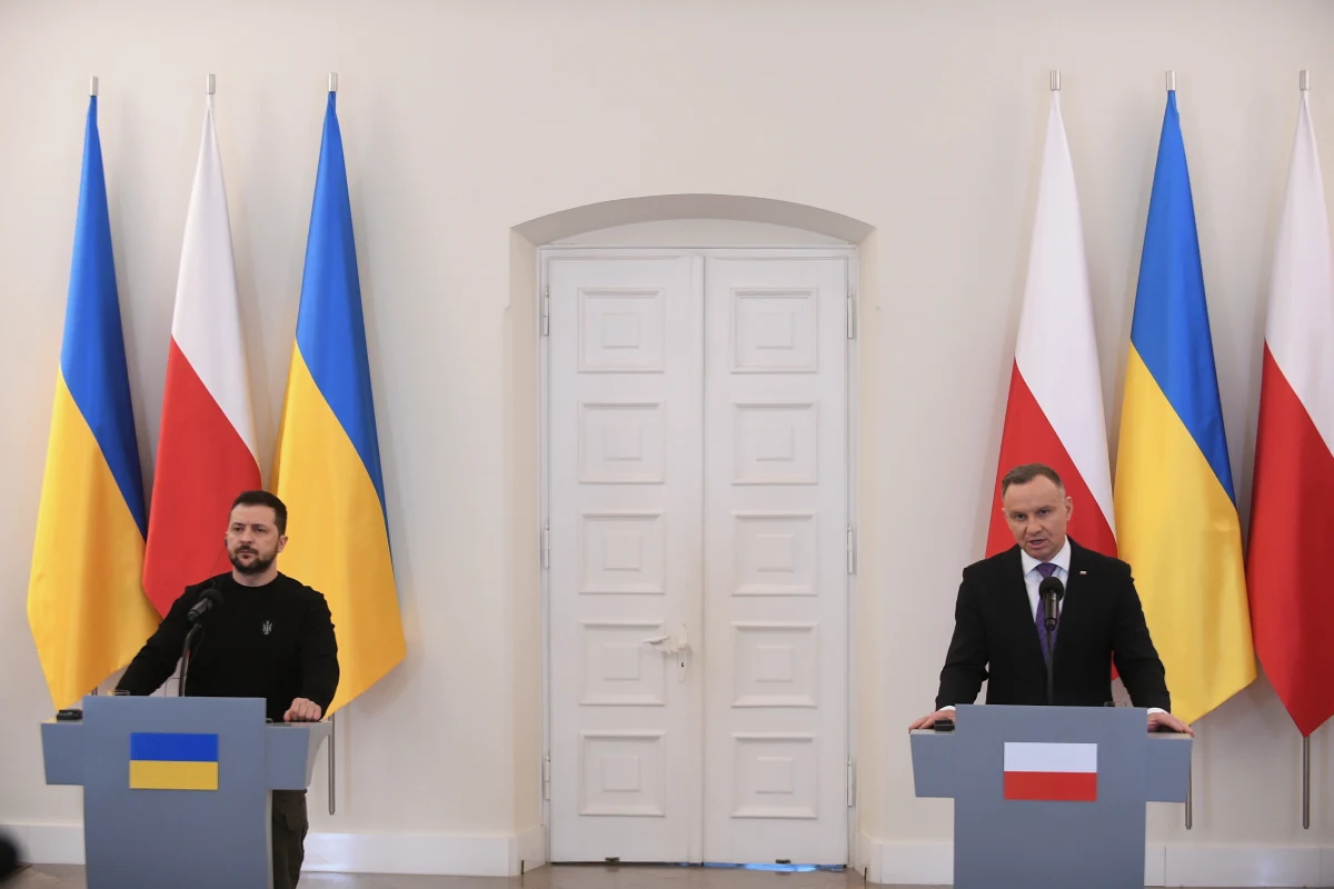 Będziemy dalej wspierać Ukrainę - mówił na konferencji prasowej po rozmowach z prezydentem Ukrainy Andrzej Duda. Wołodymyr Zełenski przebywa dziś z wizytą w naszym kraju. Choć od początku wojny wyjeżdżał już z wizytą do innych krajów, ta jest pierwszą oficjalną. Podczas spotkania z mediami dziękował on Polsce za pomoc i wsparcie. "Dziękuję za braterstwo" - mówił.