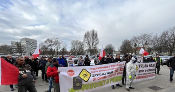 Mieszkańcy dolnośląskiej gminy Chojnów protestowali dziś przed Urzędem Marszałkowskim we Wrocławiu. Domagają się cofnięcia pozwolenia na rekultywację żwirowni w Czernikowicach. Według nich - trafiają tam toksyczne odpady.