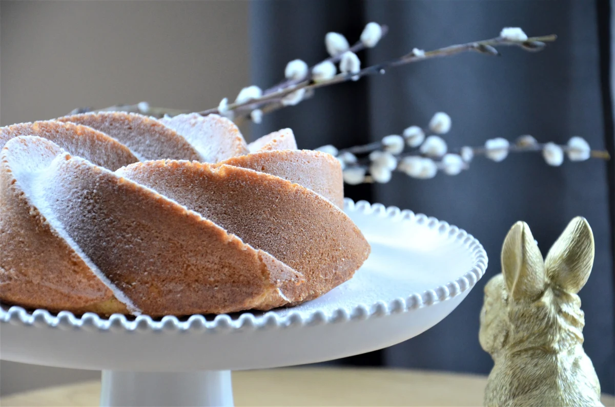 Przygotowywanie wielkanocnych potraw nie zawsze musi zabierać wiele czasu. Jeśli nie lubicie za długo siedzieć w kuchni lub nie macie na to czasu - warto sięgnąć po te przepisy. 