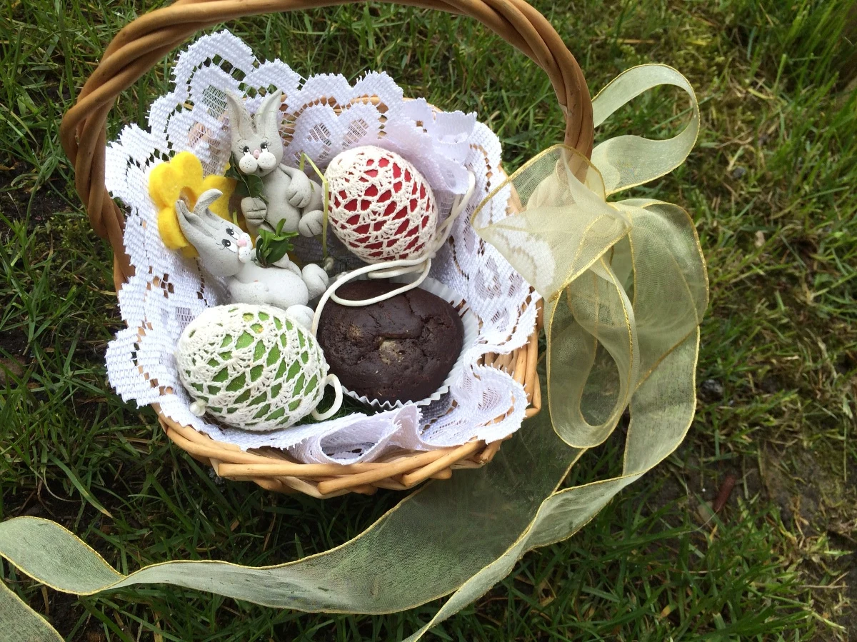 Ponad połowa Polaków przygotowuje więcej jedzenia, niż jest to konieczne na dwa dni świąt. Niemal 38 procent przyznaje, że przynajmniej raz wyrzuciło jedzenie po Wielkanocy. To wyniki badań przeprowadzonych przez Kantar Public dla firmy Too Good To Go. Które produkty najczęściej trafiają do naszego kosza i jak zapobiec takiemu marnotrawstwu? Mamy dla Was kilka podpowiedzi. 