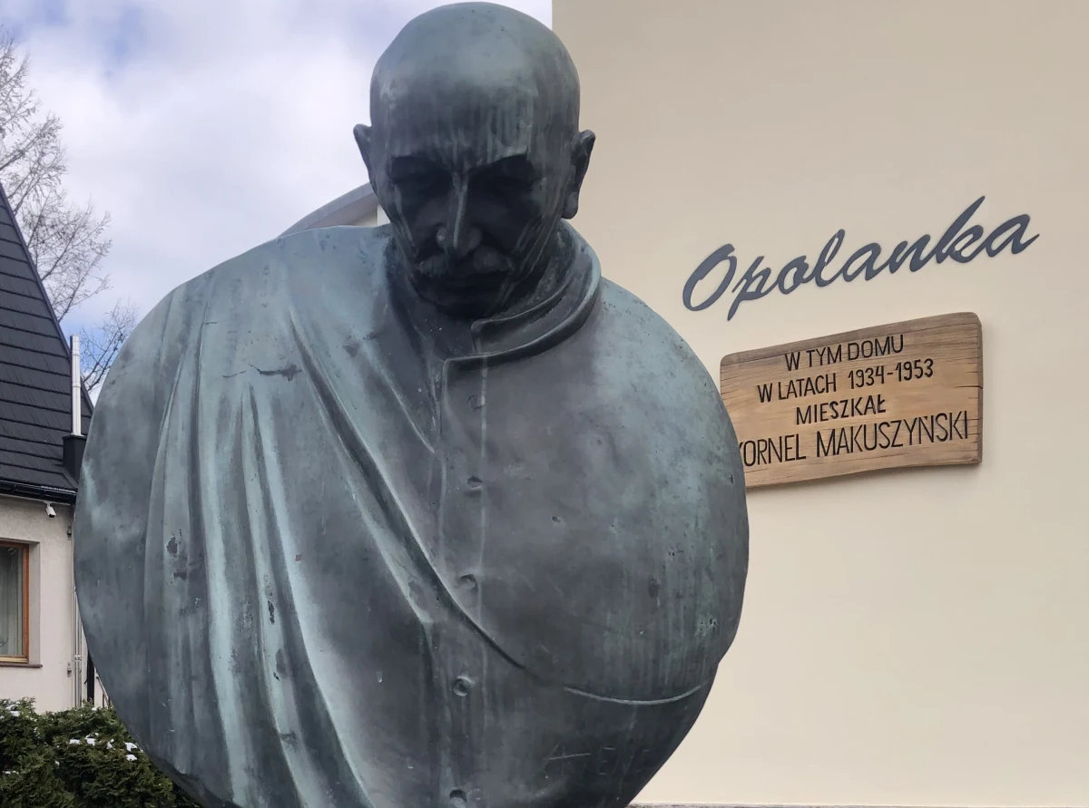 ​Po kilkuletnim remoncie w Zakopanem ponownie otwarto Muzeum Kornela Makuszyńskiego. Wcześniej, przez 50 lat, mieściło się ono w dawnym mieszkaniu autora "Przygód Koziołka Matołka". Teraz zajmuje cały budynek willi "Opolanka", w której spędził ostatnie lata swojego życia - informuje koordynatorka projektu przebudowy muzeum Kinga Nędza-Sikoniowska.