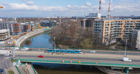 Na wrocławskim Moście Dmowskiego po raz pierwszy w historii pojawił się dziś tramwaj. Przeprowadzano tam próby obciążeniowe przebudowanej przeprawy, której początki sięgają ubiegłego wieku.