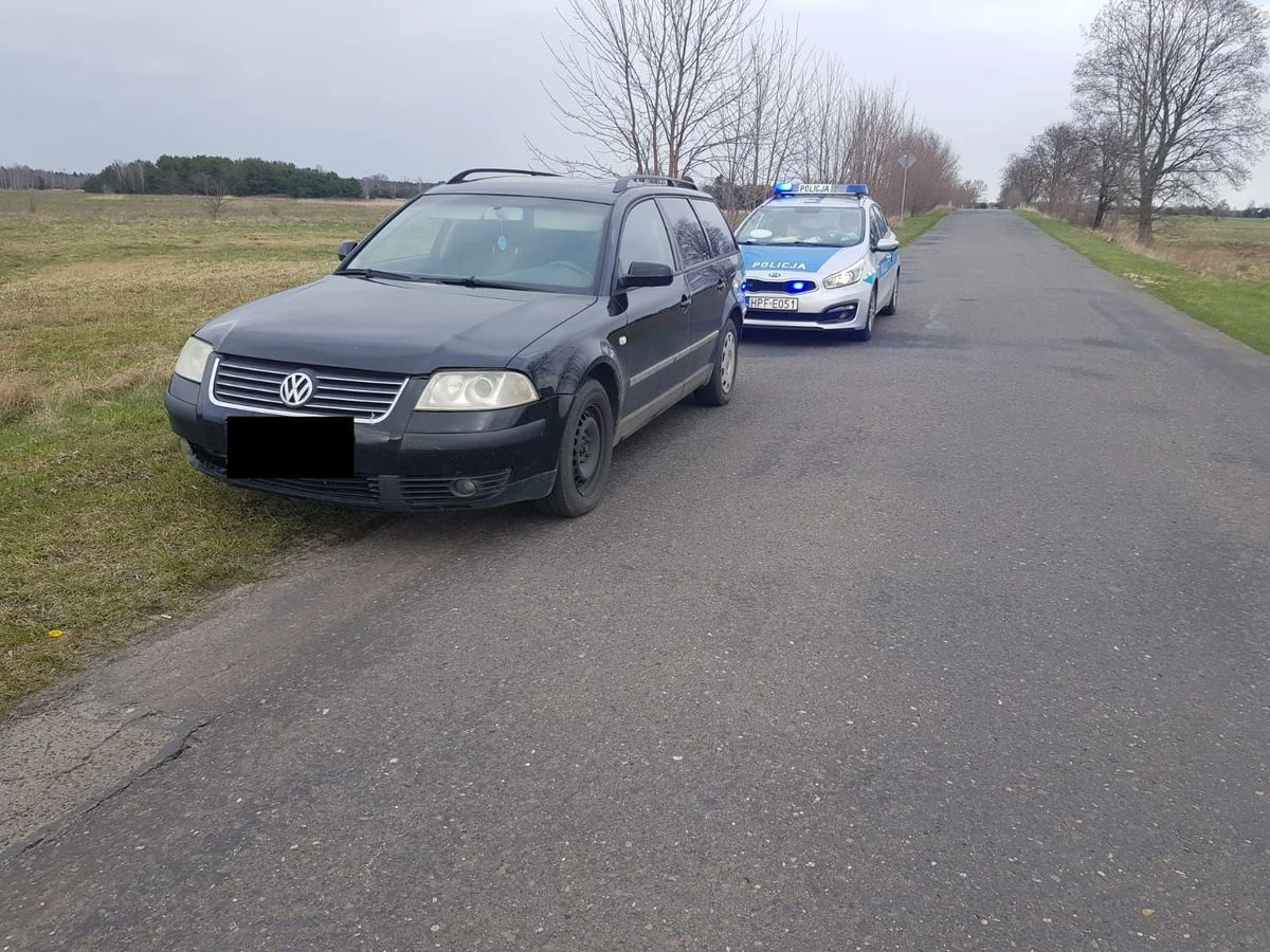 Ponad dwa promile alkoholu w organizmie miał 31-letni kierowca volkswagena, którego bełchatowscy policjanci zatrzymali po pościgu. Mężczyzna zignorował wszelkie polecenia do zatrzymania i nie reagował na sygnały nakazujące zatrzymanie pojazdu. Teraz grozi mu kara nawet do 5 lat pozbawienia wolności.