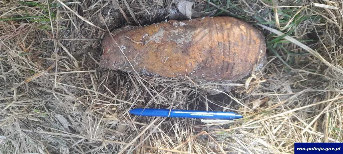 Podczas spaceru z psem 40-letni mieszkaniec Mrągowa zauważył przedmiot przypominający niewybuch. Okazało się, że jest to pocisk moździerzowy. Niewybuch został zabrany przez saperów.