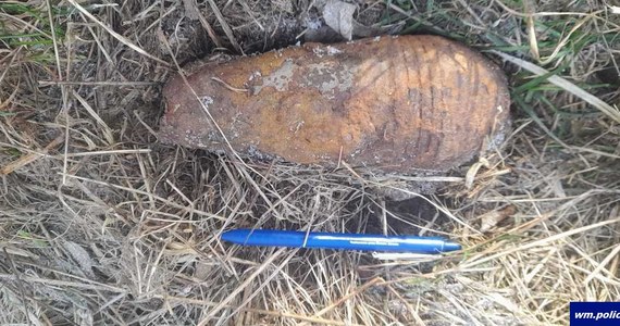 Podczas spaceru z psem 40-letni mieszkaniec Mrągowa zauważył przedmiot przypominający niewybuch. Okazało się, że jest to pocisk moździerzowy. Niewybuch został zabrany przez saperów.