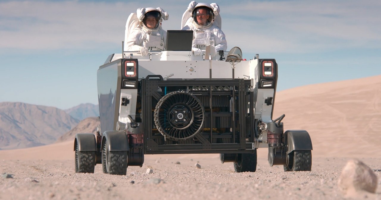 NASA intensywnie przygotowuje się do powrotu na Księżyc w 2025 roku, w ramach misji Artemis 3. Tymczasem jedna z rodzimych firm pokazała księżycowy pojazd, który może posłużyć astronautom w badaniach tego obiektu.