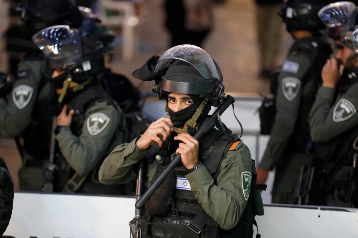 ​Izraelska policja starła się w środę wieczorem drugi raz z rzędu z muzułmańskimi wiernymi w meczecie Al-Aksa w Jerozolimie - podał Reuters. Eskalacja w czasie świętego dla muzułmanów miesiąca Ramadanu i rozpoczynającego się w środę wieczorem żydowskiego święta Paschy spowodowała wymianę ognia w Strefie Gazy i podsyciła obawy przed dalszą przemocą.