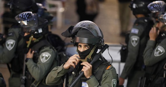 ​Izraelska policja starła się w środę wieczorem drugi raz z rzędu z muzułmańskimi wiernymi w meczecie Al-Aksa w Jerozolimie - podał Reuters. Eskalacja w czasie świętego dla muzułmanów miesiąca Ramadanu i rozpoczynającego się w środę wieczorem żydowskiego święta Paschy spowodowała wymianę ognia w Strefie Gazy i podsyciła obawy przed dalszą przemocą.
