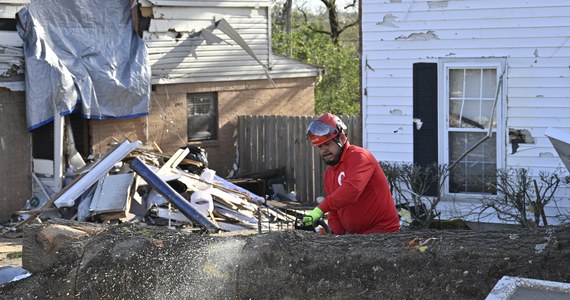 ​Pięć osób zginęło podczas tornada, które przeszło przez południowo-wschodnie Missouri. W hrabstwie Bollinger zrywało dachy, łamało drzewa i niszczyło linie energetyczne. Gruz pokrywał jezdnie i podwórka.