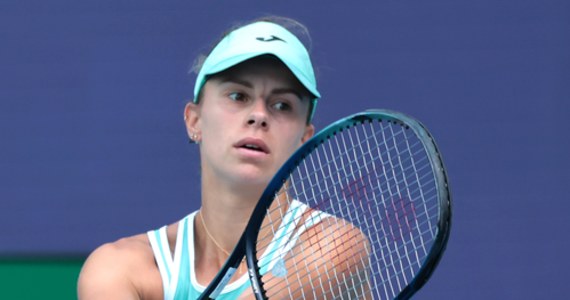 Rozstawiona z numerem ósmym Magda Linette po niemal trzygodzinnym pojedynku pokonała Rosjankę Warwarę Graczewą 6:7 (3-7), 7:5, 6:4 i awansowała do 1/8 finału tenisowego turnieju WTA 500 na kortach ziemnych w Charleston (pula nagród 780,6 tys. dolarów).