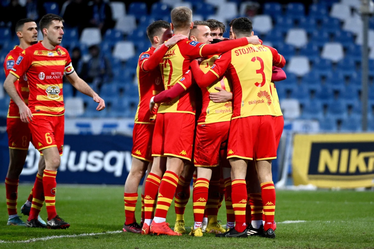 Tradycyjnie okres wielkanocny zmienia nieco harmonogram meczów piłkarskiej Ekstraklasy. Już dziś rozpoczynamy 27. ligową kolejkę. O punkty powalczą Śląsk Wrocław i Piast Gliwice oraz Górnik Zabrze i Korona Kielce. Kolejne spotkania zostaną rozegrane w sobotę i poniedziałek.