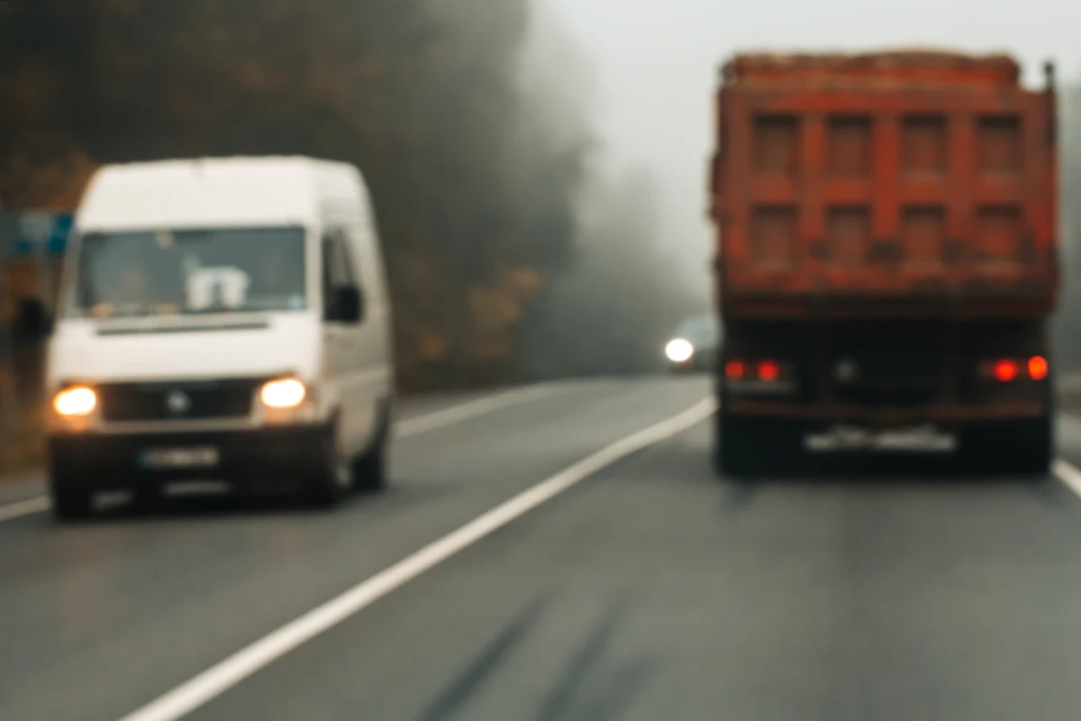 W czwartek kierowcy muszą przygotować się na gorsze warunki pogodowe. Generalna Dyrekcja Dróg Krajowych i Autostrad ostrzegła przed opadami deszczu i deszczu ze śniegiem oraz mgłą.