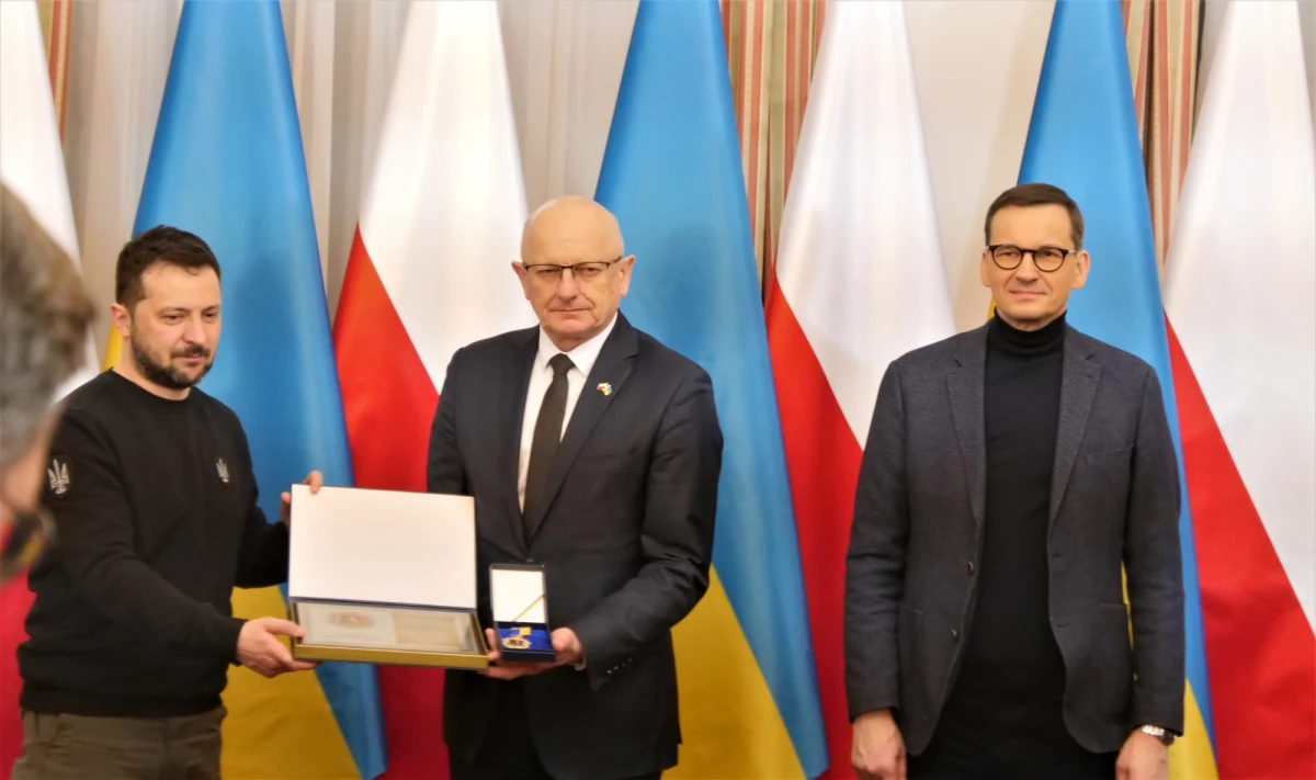 ​Prezydent Ukrainy Wołodymyr Zełenski wziął udział w uroczystości odznaczenia prezydentów Chełma, Rzeszowa, Lublina i Przemyśla - poinformowała w czwartek Kancelaria Premiera.