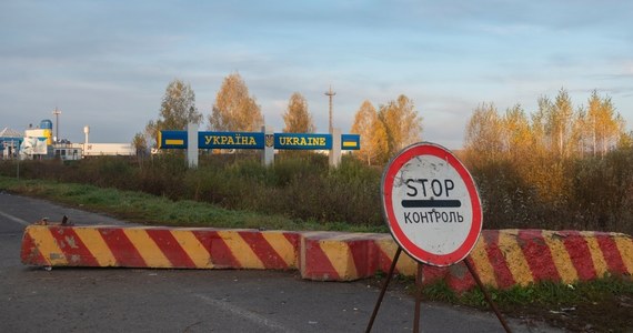 W ukraińskim obwodzie żytomierskim, tuż przy granicy z Białorusią, postawiono ekran, na którym wyświetlane są materiały z wojny rosyjsko-ukraińskiej.