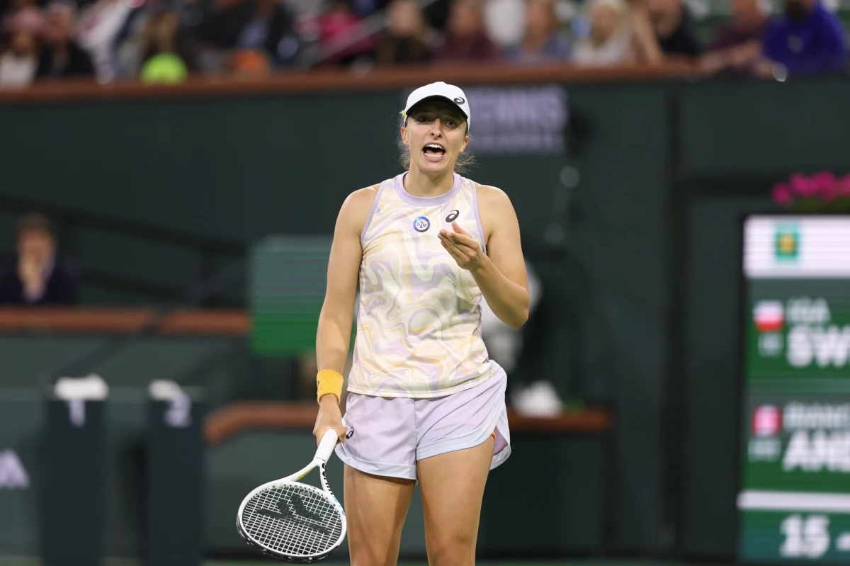 Zawodnicy z Rosji i Białorusi nie powinni zostać dopuszczeni do gry po inwazji na Ukrainę - uważa Iga Świątek. "Tenis stracił okazję do wysłania Moskwie silnego sygnału" - podkreśliła w BBC liderka światowego rankingu.