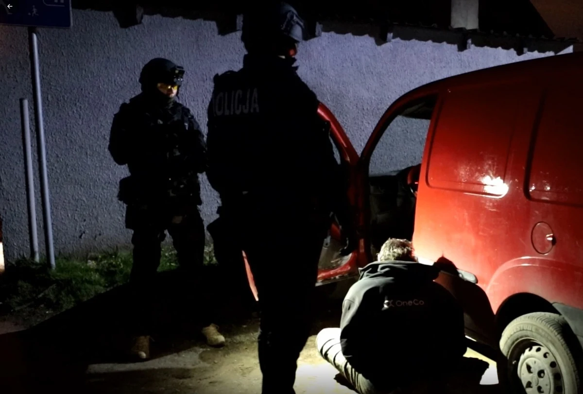 Po 22 latach od zamordowania właściciela poznańskiego komisu samochodowego policjanci zatrzymali podejrzanego o tę zbrodnię. 53-letni Wojciech W. znał swoją ofiarę, mieszkał w jego domu i pomagał w pracach remontowych. Motywem miały być sprawy osobiste.