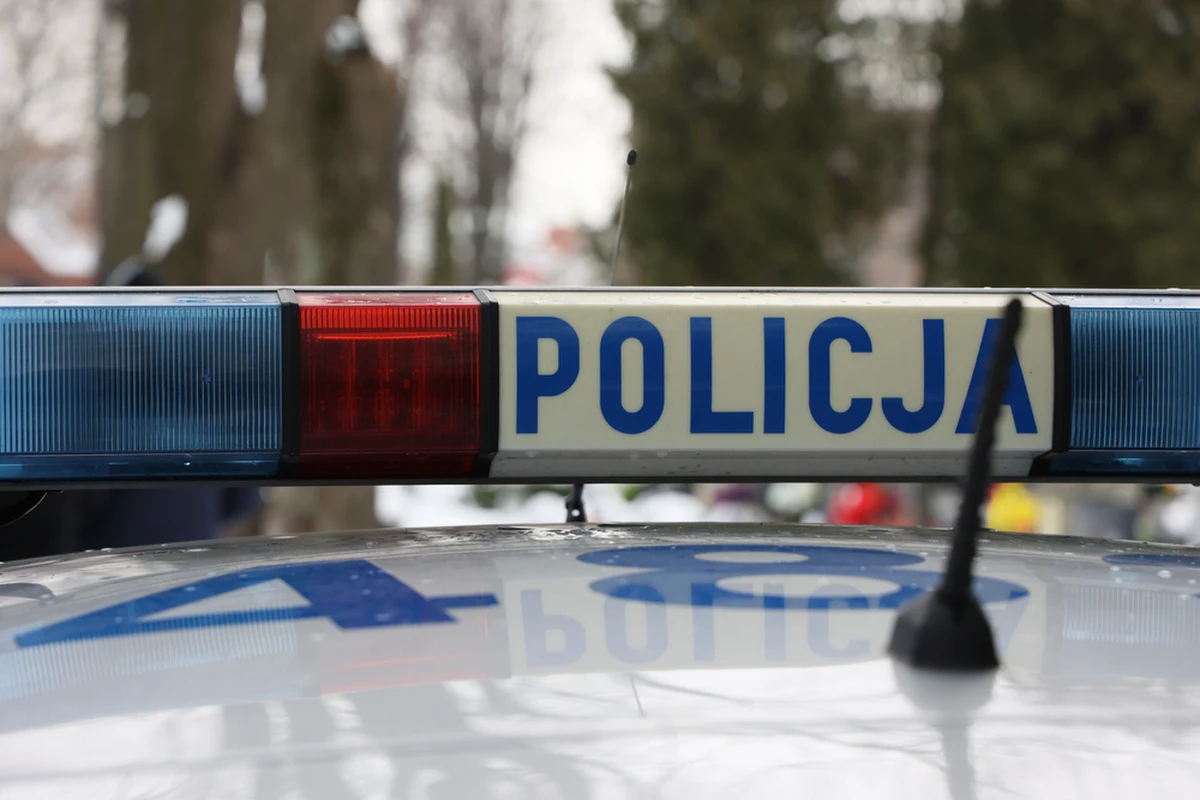 Wyprzedzanie na podwójnej ciągłej linii i przed przejściem dla pieszych - młody kierowca BMW za swoja brawurę zapłaci wysoką cenę. Oprócz 20 punktów, które trafią na jego konto, grozi mu także grzywna w wysokości 30 tysięcy złotych.