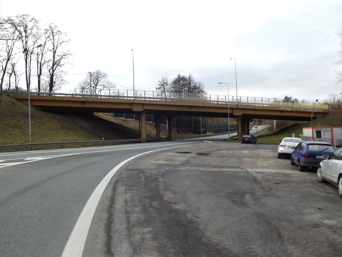 Generalna Dyrekcja Dróg Krajowych i Autostrad ogłosiła przetarg na remont trzech wiaduktów w Bochni. Jeden z nich znajduje się na drodze krajowej 94, dwa nad tą trasą.

