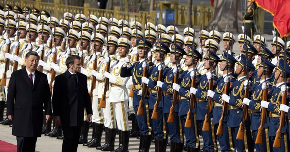 Prezydent Francji Emmanuel Macron oświadczył podczas spotkania z Xi Jinpingiem, że liczy na jego pomoc, by przemówić Rosji do rozsądku w kwestii wojny na Ukrainie i sprawić, że wszystkie strony powrócą do negocjacji. "Chiny i Francja mają zdolność i obowiązek, by wykroczyć poza dzielące je różnice i ograniczenia w czasie, gdy świat przechodzi głębokie historyczne zmiany" – oświadczył natomiast przywódca Chin.