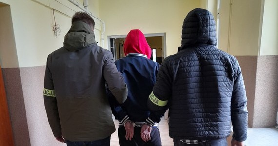 Policja zatrzymała 19-latka podejrzanego o kradzież w jednym z bocheńskich sklepów i brutalne pobicie pracującej tam ekspedientki. Prokuratura postawiła mężczyźnie zarzuty spowodowania uszczerbku na zdrowiu. Kolejne oskarżenie dotyczyć będzie kradzieży towaru.