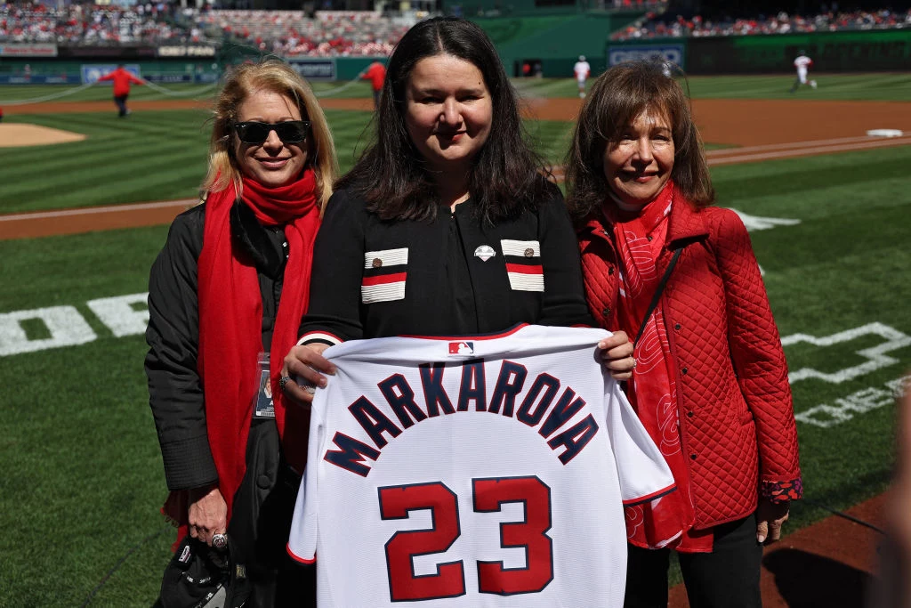 Ambasador Ukrainy Oksana Markarowa uświetniła rozpoczęcie meczu drużyn ligi basseballu MLB pomiędzy Atlanta Braves i Washington Nationals, 30 marca 2023 r.