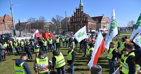 Na czas świąt rolnicy zawieszają blokady centrum Szczecina. Protestujący mają wrócić na ulice w przyszły czwartek – 13 kwietnia. Przez ostatnie trzy dni, w ramach protestu, na ulice miasta wyjeżdżało kilkadziesiąt ciągników.