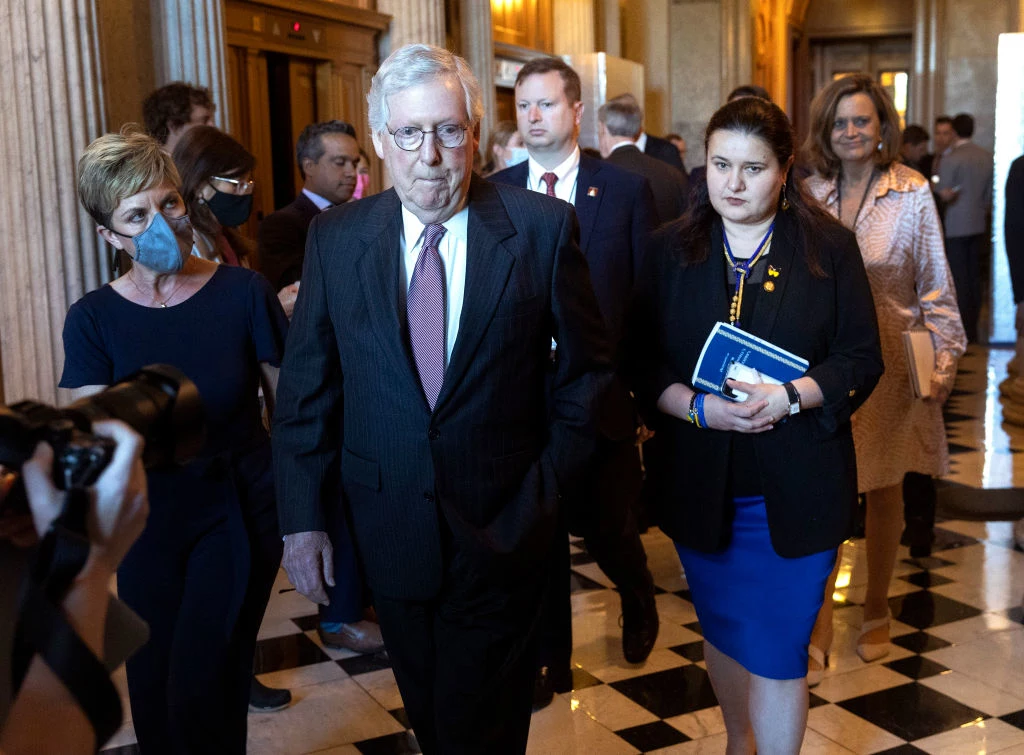 Lider większości w Senacie Mitch McConnell oraz ambasador USA w Ukrainie Oksana Markarowa, maj 2022 r.