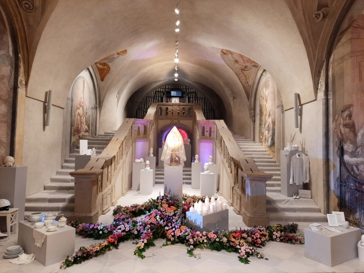 Klasztor ojców pijarów w Krakowie, jak co roku, przygotował grób pański z motywem przewodnim. W ubiegłym roku skoncentrowano się na wojnie w Ukrainie, w tym roku grób ma symbolizować bezbarwność i jałowość życia bez Chrystusa.