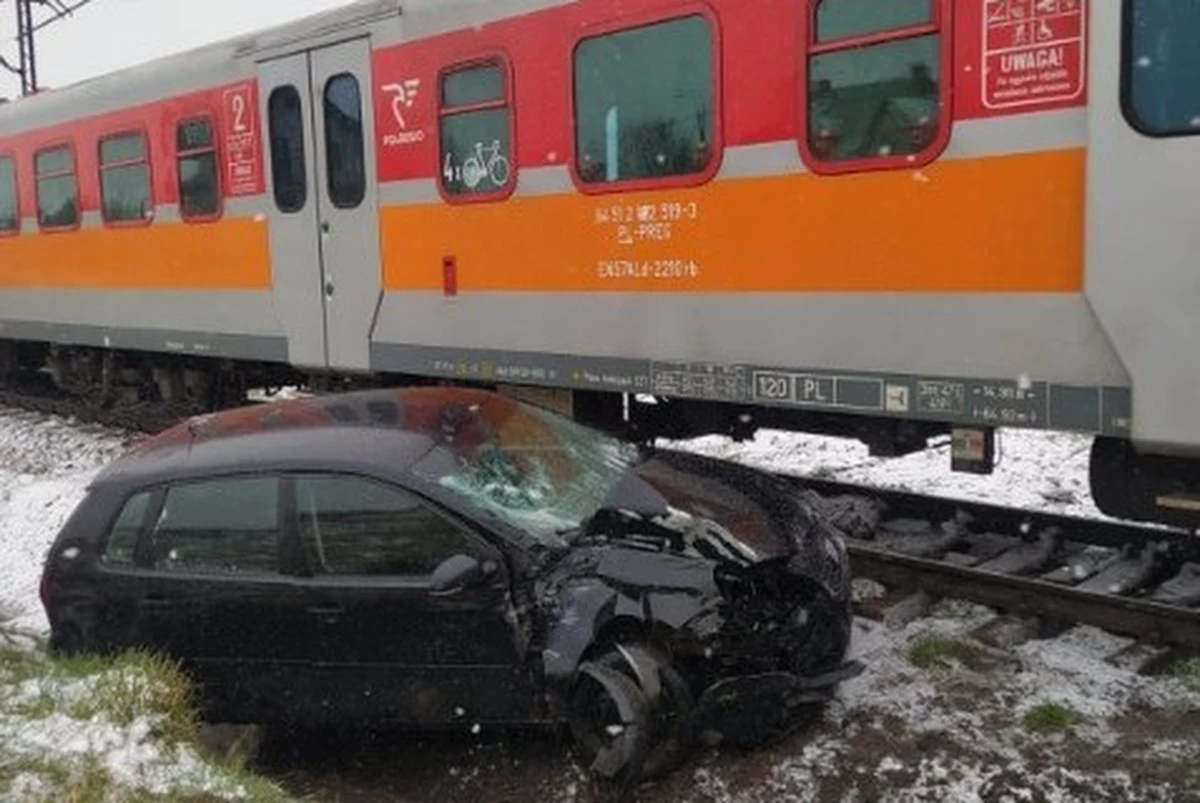 Samochód osobowy wjechał pod pociąg relacji Katowice - Busko Zdrój. Do tego zdarzenia doszło na niestrzeżonym przejeździe w miejscowości Wełecz w województwie świętokrzyskim. 