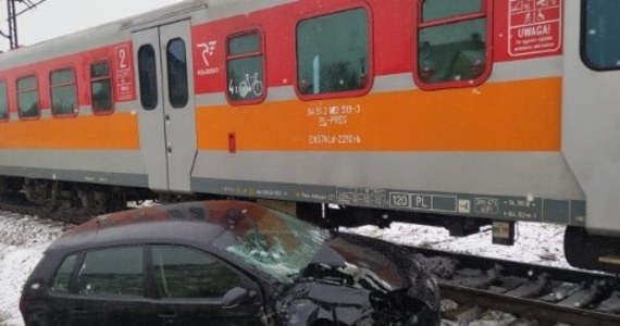 Samochód osobowy wjechał pod pociąg relacji Katowice - Busko Zdrój. Do tego zdarzenia doszło na niestrzeżonym przejeździe w miejscowości Wełecz w województwie świętokrzyskim. 