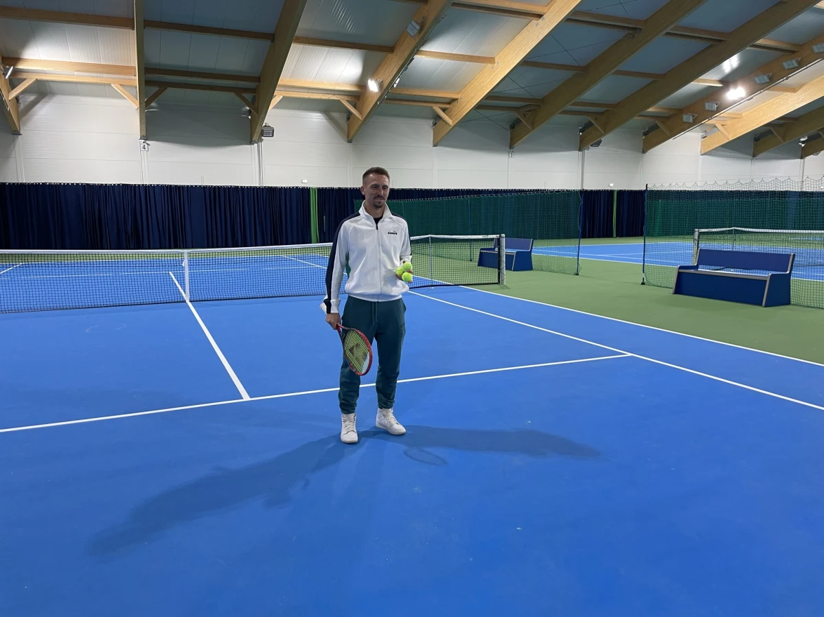 Tenisista Jan Zieliński rozpoczyna sezon na mączce. Wraz ze swoim partnerem z kortu – Hugo Nysem – panowie będą chcieli podbić Monte Carlo. Zieliński w podróż uda się już w piątek. Na miejscu będzie czekał na swojego kolegę, który w innej parze wystąpił na turnieju w Estoril, gdzie odpadł już po pierwszym meczu. 