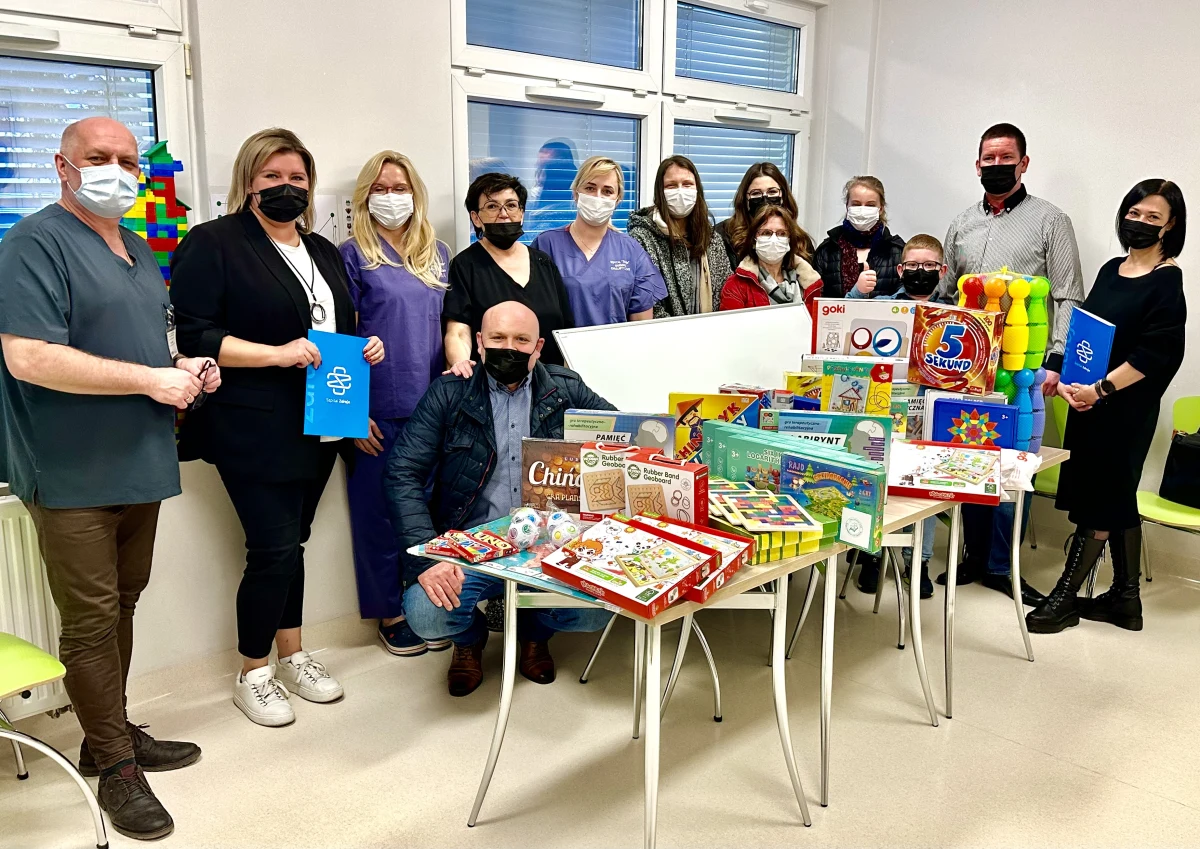 ​Gry, klocki, układanki oraz zabawki edukacyjne trafiły na dziecięcy oddział okulistyczny szpitala "Zdroje" w Szczecinie. Mają wspomóc i urozmaicić ćwiczenia rehabilitujące wzrok u młodych pacjentów. Dary trafiły do placówki dzięki społeczności Szkoły Podstawowej nr 59 w Szczecinie. Uczniów i nauczycieli do pomocy namówił 9-leni Krzysztof, który sam był pacjentem oddziału.