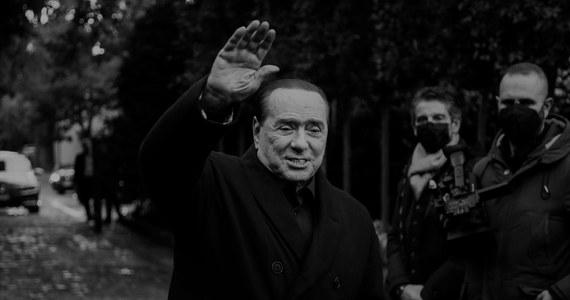 Nie żyje Silvio Berlusconi - podaje włoska agencja prasowa ANSA. Według doniesień "Corriere della Sera" Berlusconi zmarł w szpitalu San Raffaele w Mediolanie. Silvio Berlusconi to jeden z najbardziej rozpoznawalnych włoskich polityków, trzykrotny premier Włoch, magnat medialny, przyjaciel Putina i skandalista. Miał 86 lat. 
