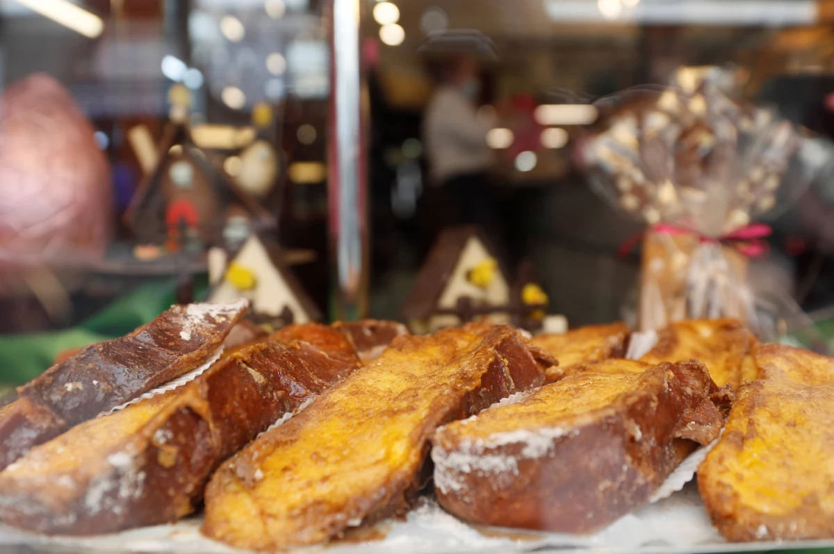 Nie ma tam święconki ani też wielkanocnego śniadania z sałatką jarzynową w tle. Świętowanie zaczyna się za to na tydzień przed niedzielą Zmartwychwstania Pańskiego. Tak wygląda Wielkanoc w większości miast i miasteczek Hiszpanii. To świętowanie to wielobarwne pochody na półwyspie Iberyjskim. Tę tradycję kultywują całe pokolenia Hiszpanów. Wielkie wrażenie ten kultywowany od pokoleń obyczaj robi też na tych, którzy widzą go po raz pierwszy. Dokładnie tak było w przypadku trzech Polek: Joli, Sabiny i Izy, które zakochały się w Andaluzji i zamieszkały w niej na stałe.