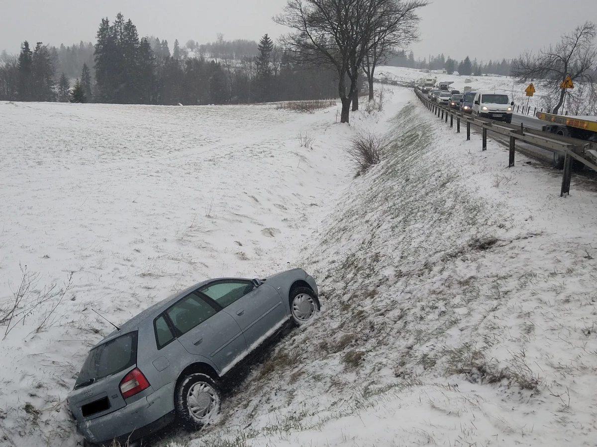 Pomiędzy Rdzawką a Klikuszową na zakopiance z powodu śliskiej nawierzchni do rowu wpadł samochód. Na trasie utworzyły się korki w obu kierunkach.
