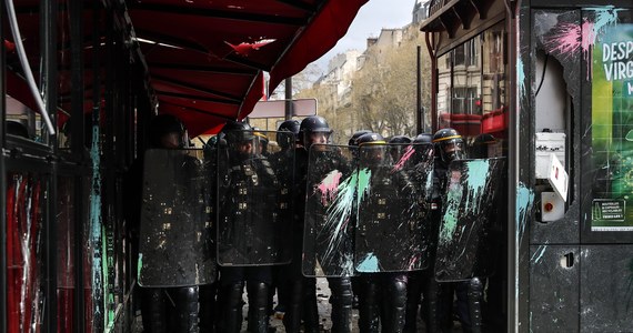 W Paryżu oraz wielu innych miastach Francji znowu wybuchły zamieszki. To nowa fala demonstracji przeciwko forsowanej przez prezydenta Emmanuela Macrona reformie, która podnosi wiek emerytalny z 62 do 64 lat. W stolicy protestujący podpalili ulubioną restaurację Macrona.