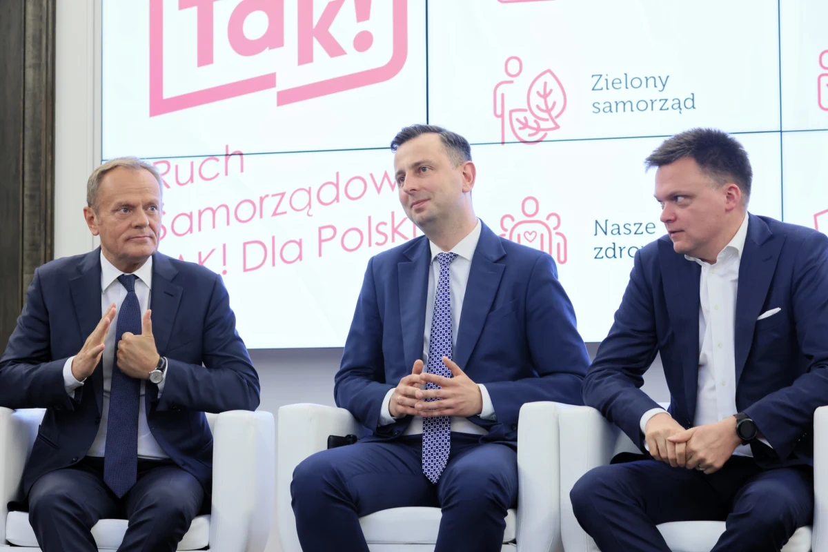 W deklaracjach polityków pakt senacki to modelowy przykład współpracy opozycji. W rzeczywistości jednak negocjacje dotyczące podziału miejsc to pole konfliktów – zarówno między czterema ugrupowaniami, jak i wewnątrz Platformy Obywatelskiej. Nieoficjalnie politycy przyznają, że rozmowy układają się znacznie gorzej niż w 2019 roku, a Lewica, PSL i Polska2050 oskarżają Platformę, że próbuje przejąć przyszły Senat niemal na własność.