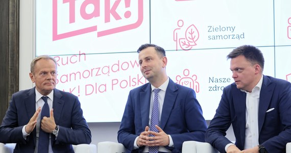 W deklaracjach polityków pakt senacki to modelowy przykład współpracy opozycji. W rzeczywistości jednak negocjacje dotyczące podziału miejsc to pole konfliktów – zarówno między czterema ugrupowaniami, jak i wewnątrz Platformy Obywatelskiej. Nieoficjalnie politycy przyznają, że rozmowy układają się znacznie gorzej niż w 2019 roku, a Lewica, PSL i Polska2050 oskarżają Platformę, że próbuje przejąć przyszły Senat niemal na własność.